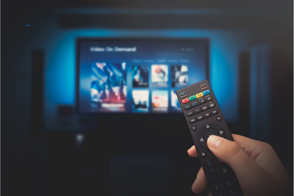 Illustration d'un écran de télévision affichant plusieurs logos de plateformes de streaming légales