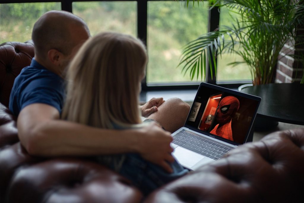 Couple regardant un film en streaming légal gratuit 