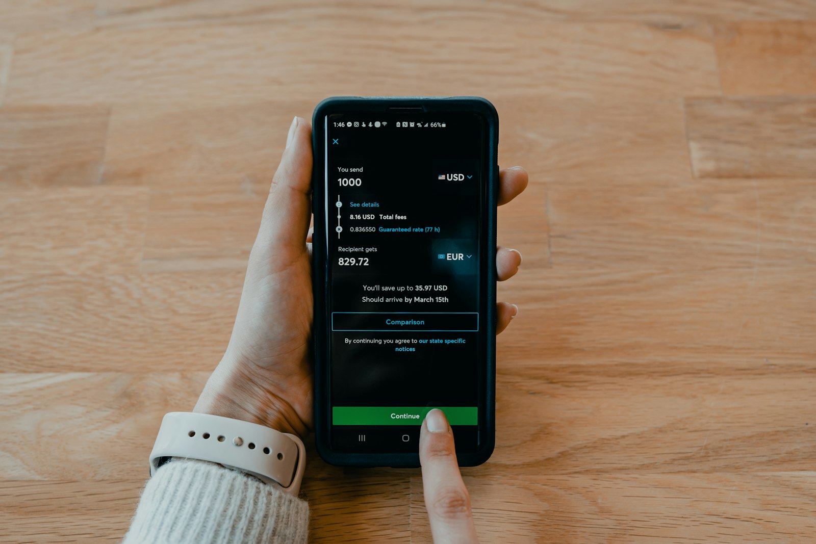 Personne consultant sa facture d'électricité sur une application depuis son smartphone