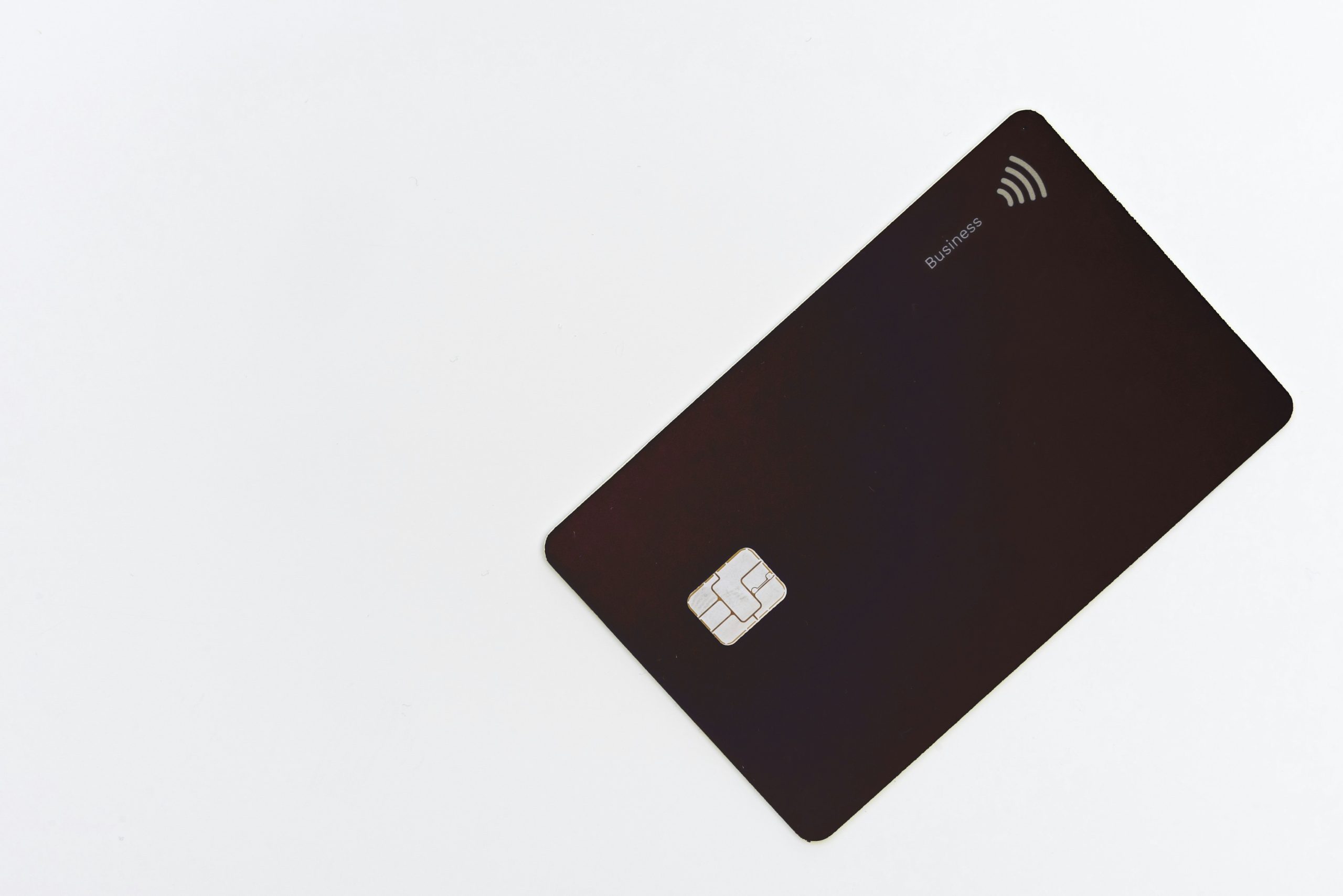 Carte bancaire noire avec puce visible, illustrant l'arnaque au remplacement de puce