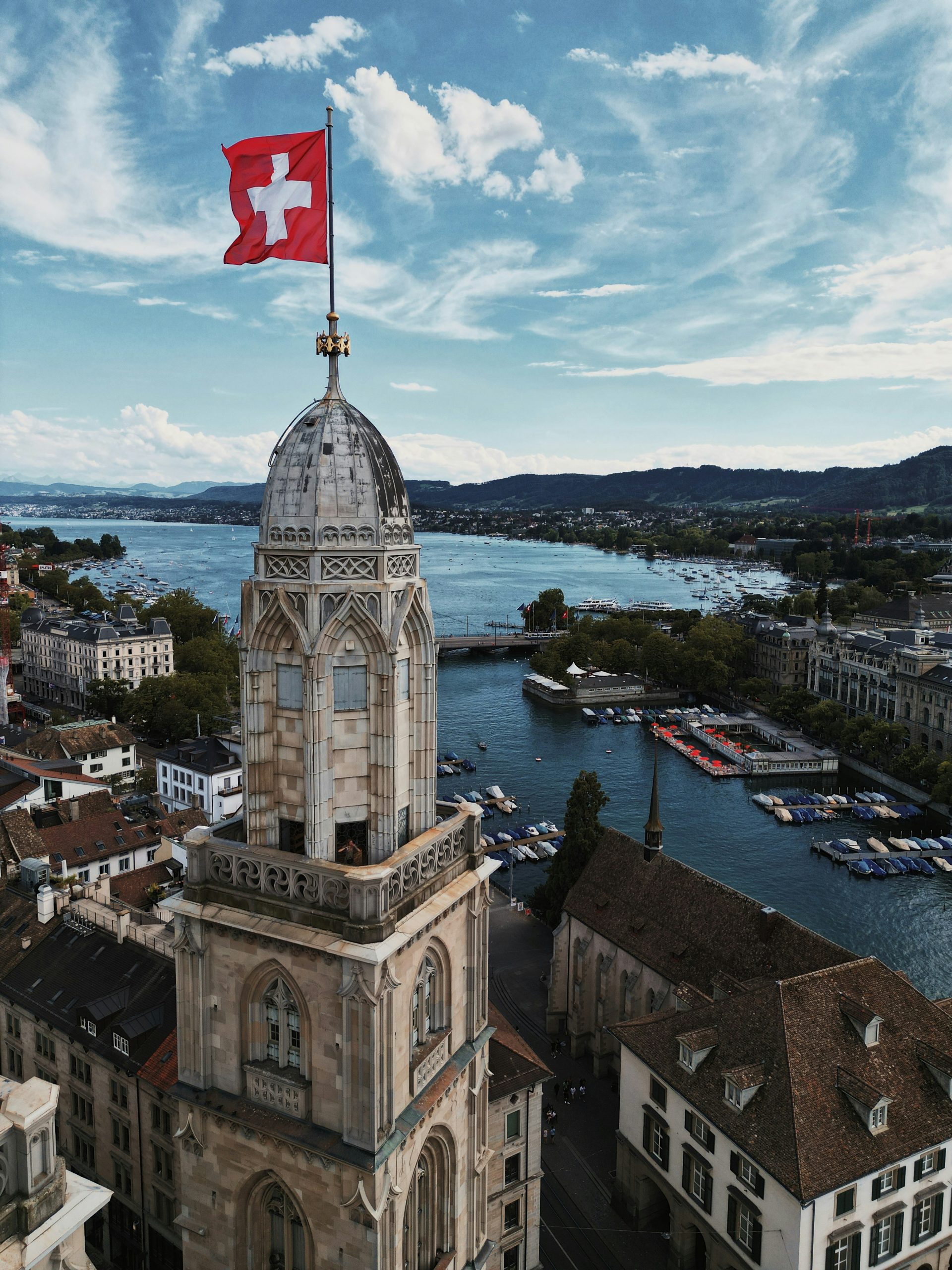 Bâtiment bancaire suisse au bord de l'eau, illustrant la déclaration d'un compte bancaire en Suisse