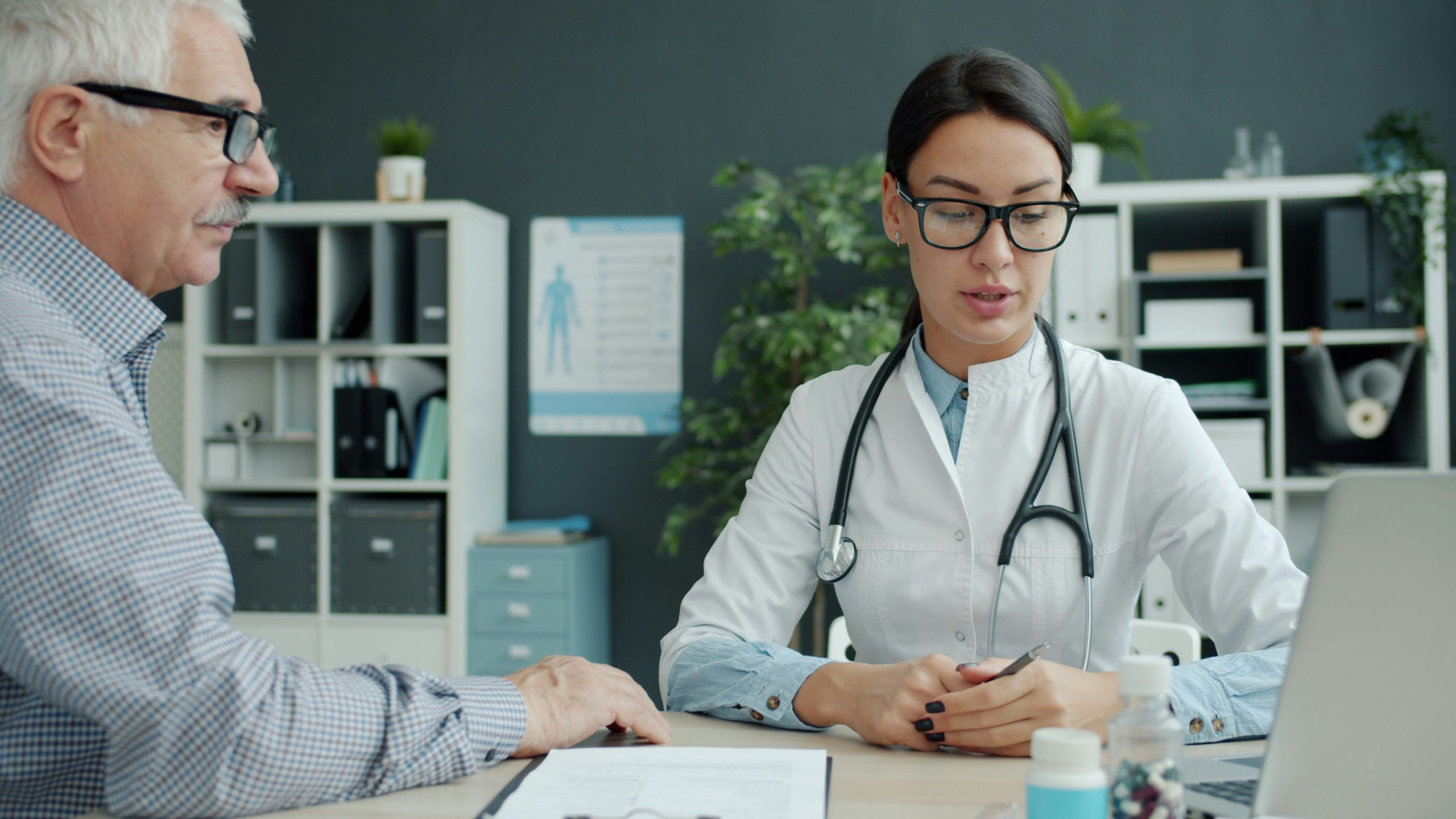 Médecin consultant un patient senior lors d'un rendez-vous médical