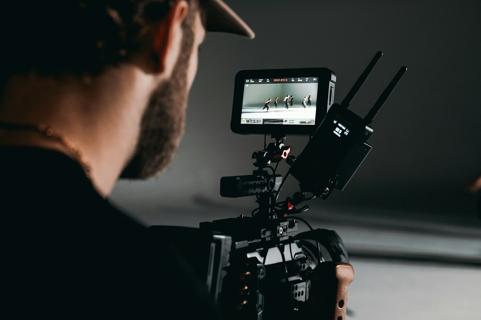 Créateur de contenu filmant une vidéo avec une caméra, illustrant la publication sur une plateforme vidéo alternative