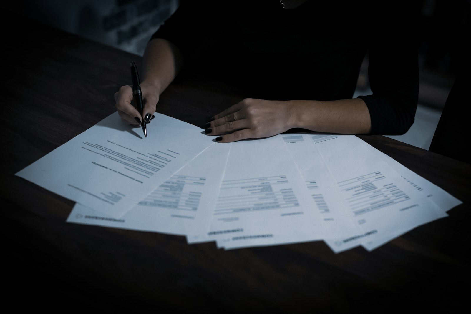 Personne remplissant des documents administratifs pour déclarer un compte bancaire détenu à l'étranger