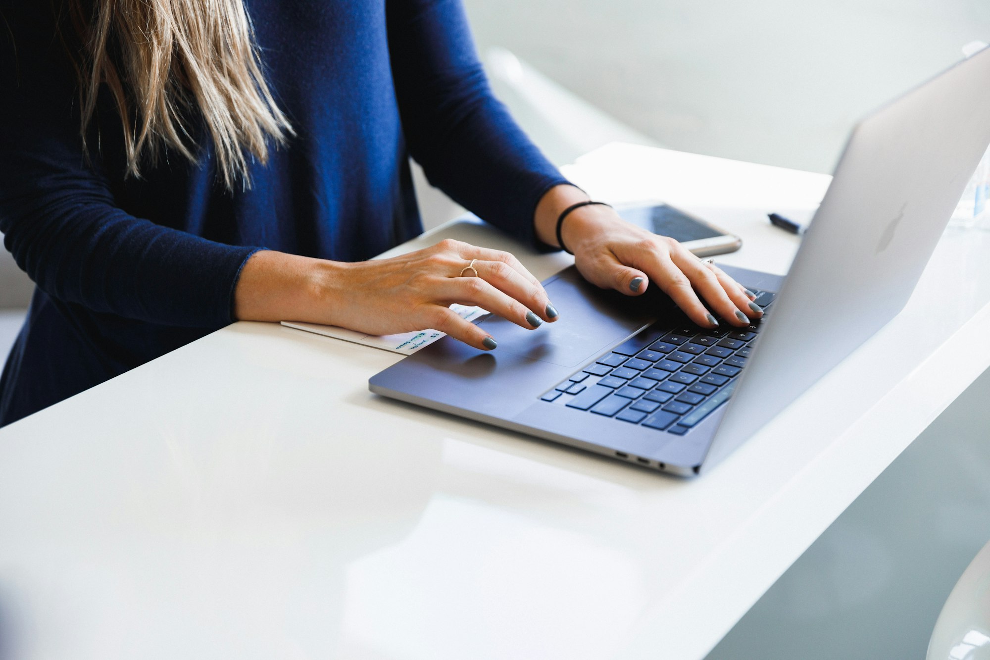 Femme comparant des devis d'assurance auto en ligne sur son ordinateur portable