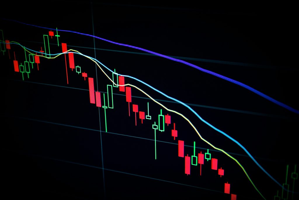 Écran affichant un graphique de cours de cryptomonnaies