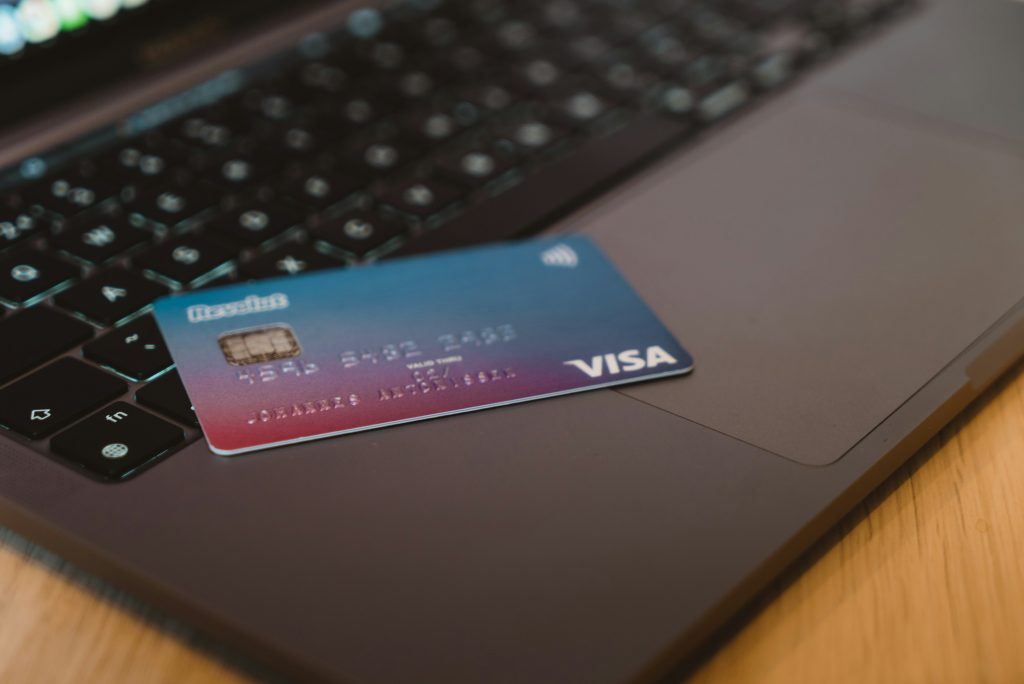 Carte bancaire posée sur un clavier d'ordinateur portable, illustrant une contestation de fraude bancaire