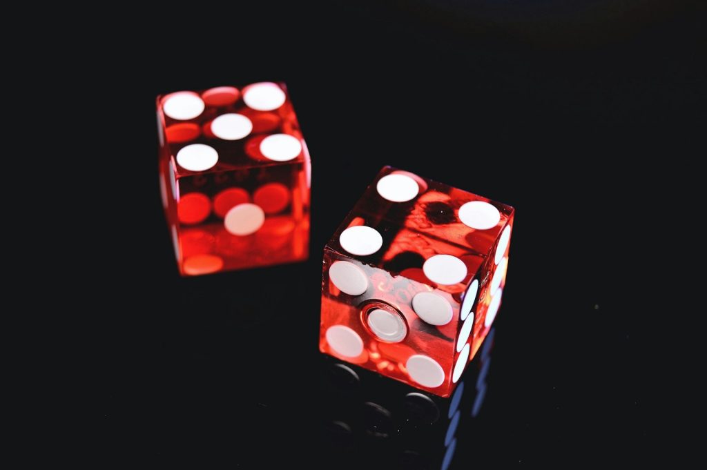 Deux dés rouge et blanc, illustration de l'article sur les dés gratuits Monopoly Go