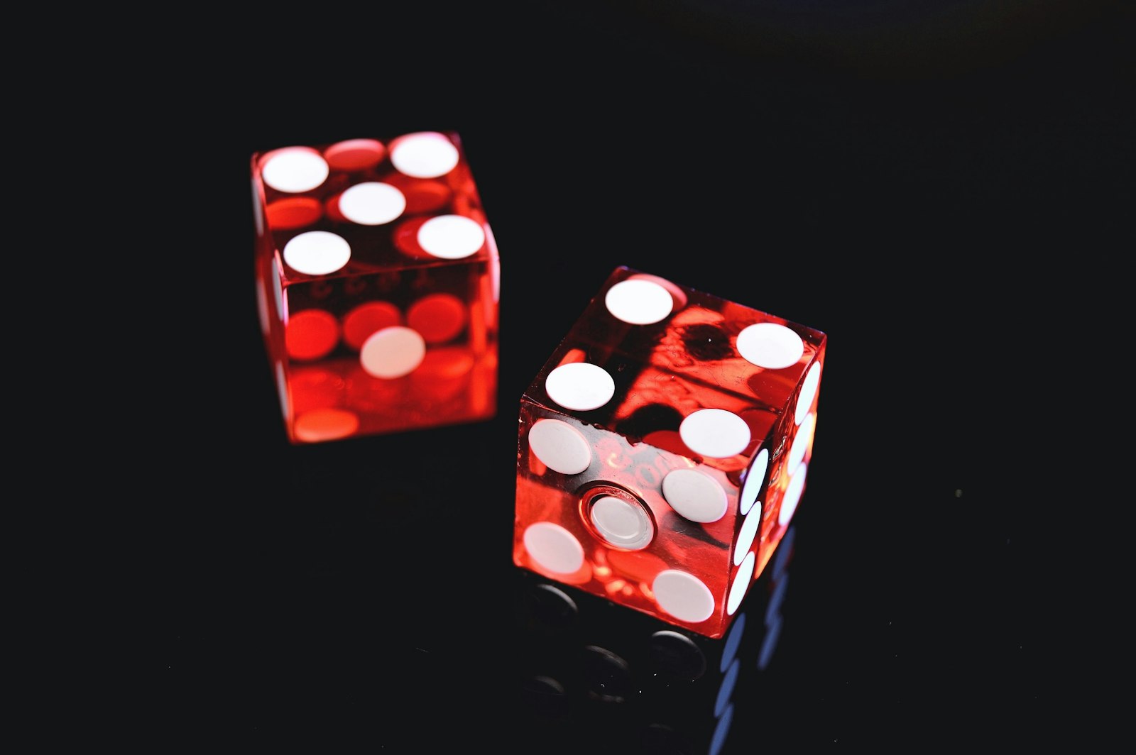 Deux dés rouge et blanc, illustration de l'article sur les dés gratuits Monopoly Go