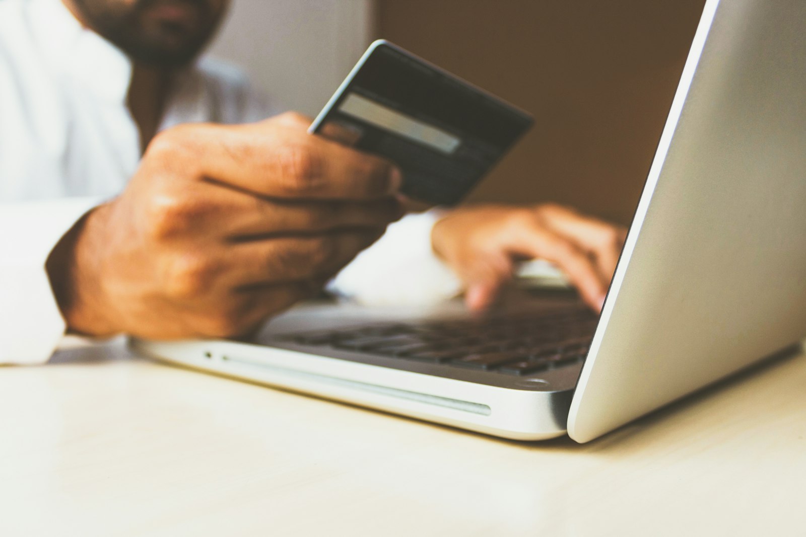Personne réglant un abonnement en ligne par carte bancaire, illustrant le risque d'arnaque lors de l'achat d'un abonnement IPTV pirate
