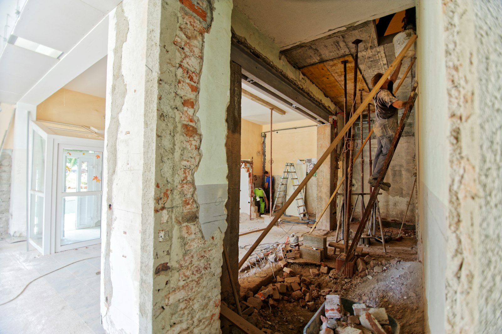 Artisan grimpant sur une échelle pendant des travaux de rénovation intérieure
