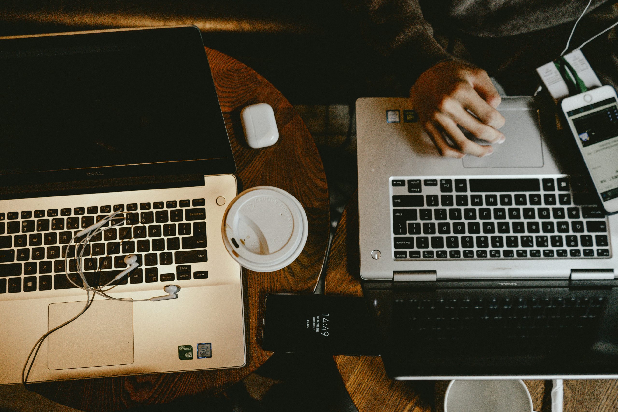 Personne travaillant sur un ordinateur portable connecté au wifi public d'un café