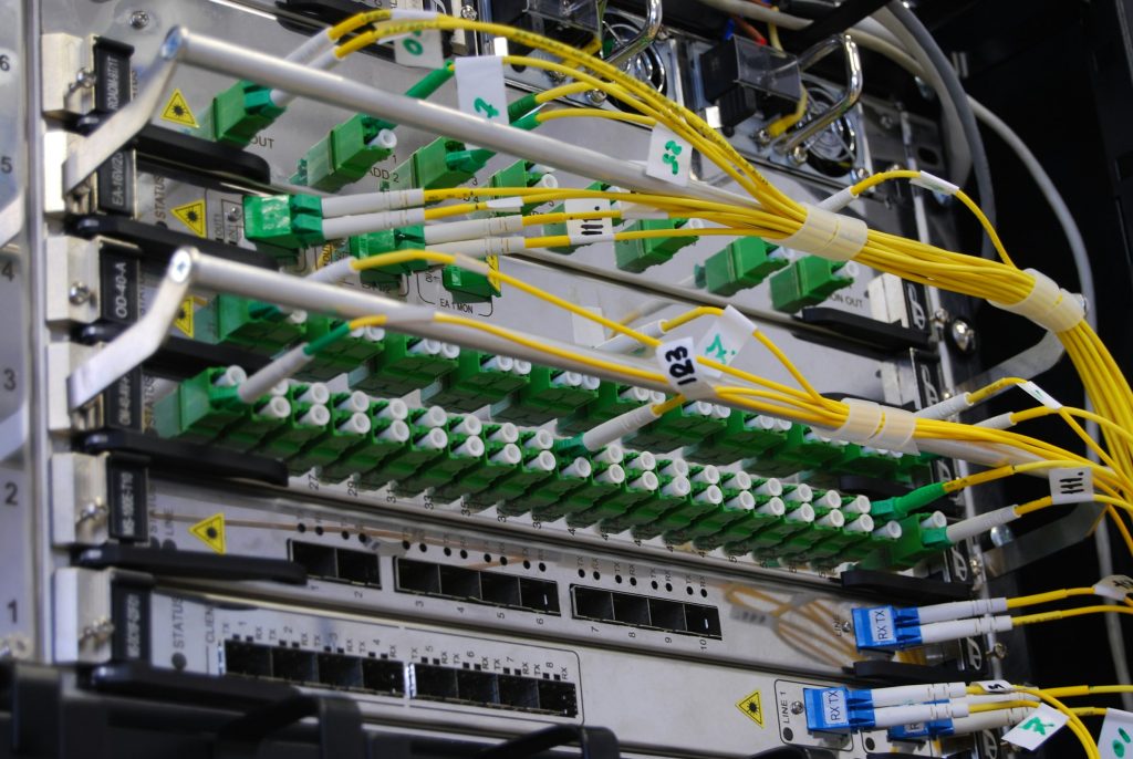 Câbles de fibre optique connectés à un panneau de brassage, symbole du réseau très haut débit