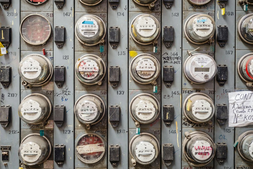 Compteur électrique fixé sur un mur extérieur