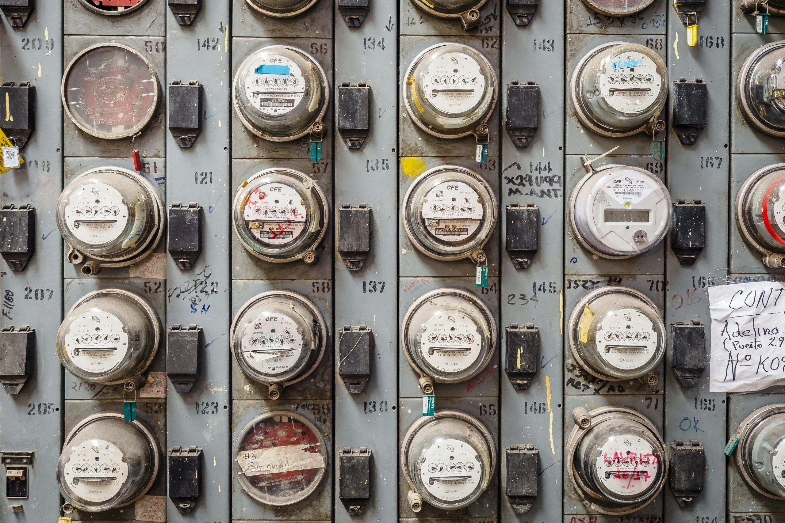 Compteur électrique fixé sur un mur extérieur