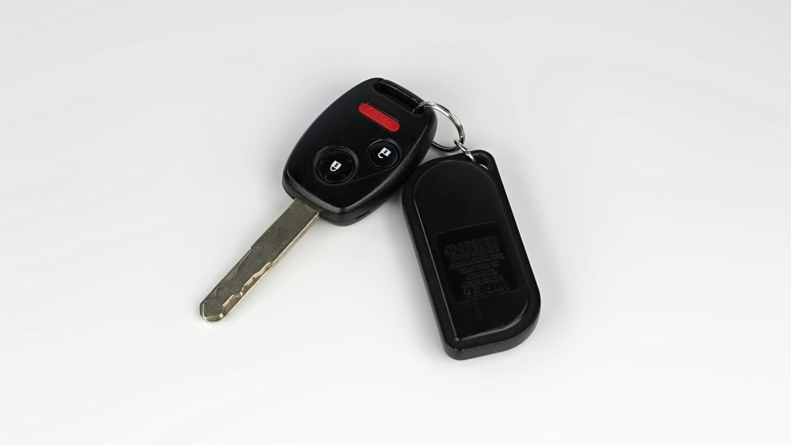 Clé de voiture avec télécommande sans clé, symbole du risque de mouse jacking