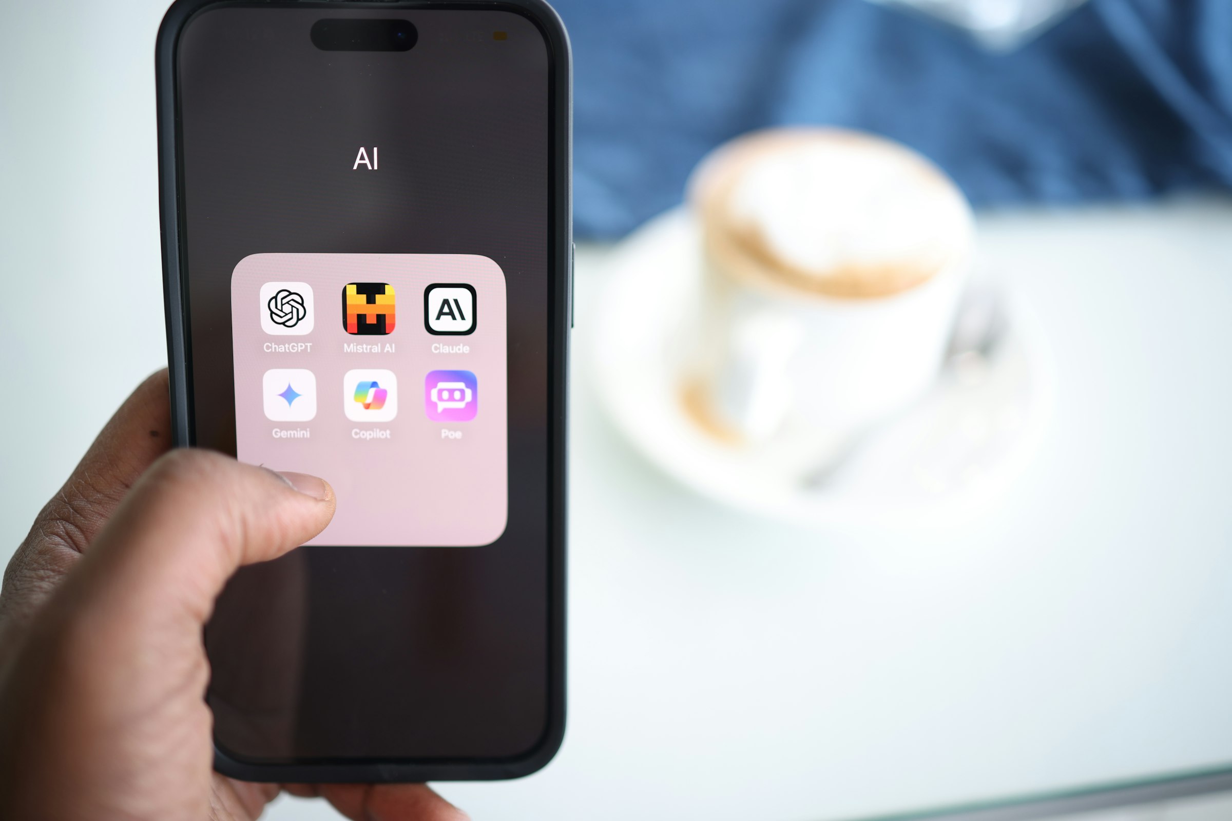 Une main tient un smartphone pour comparer les offres de forfait mobile sans engagement