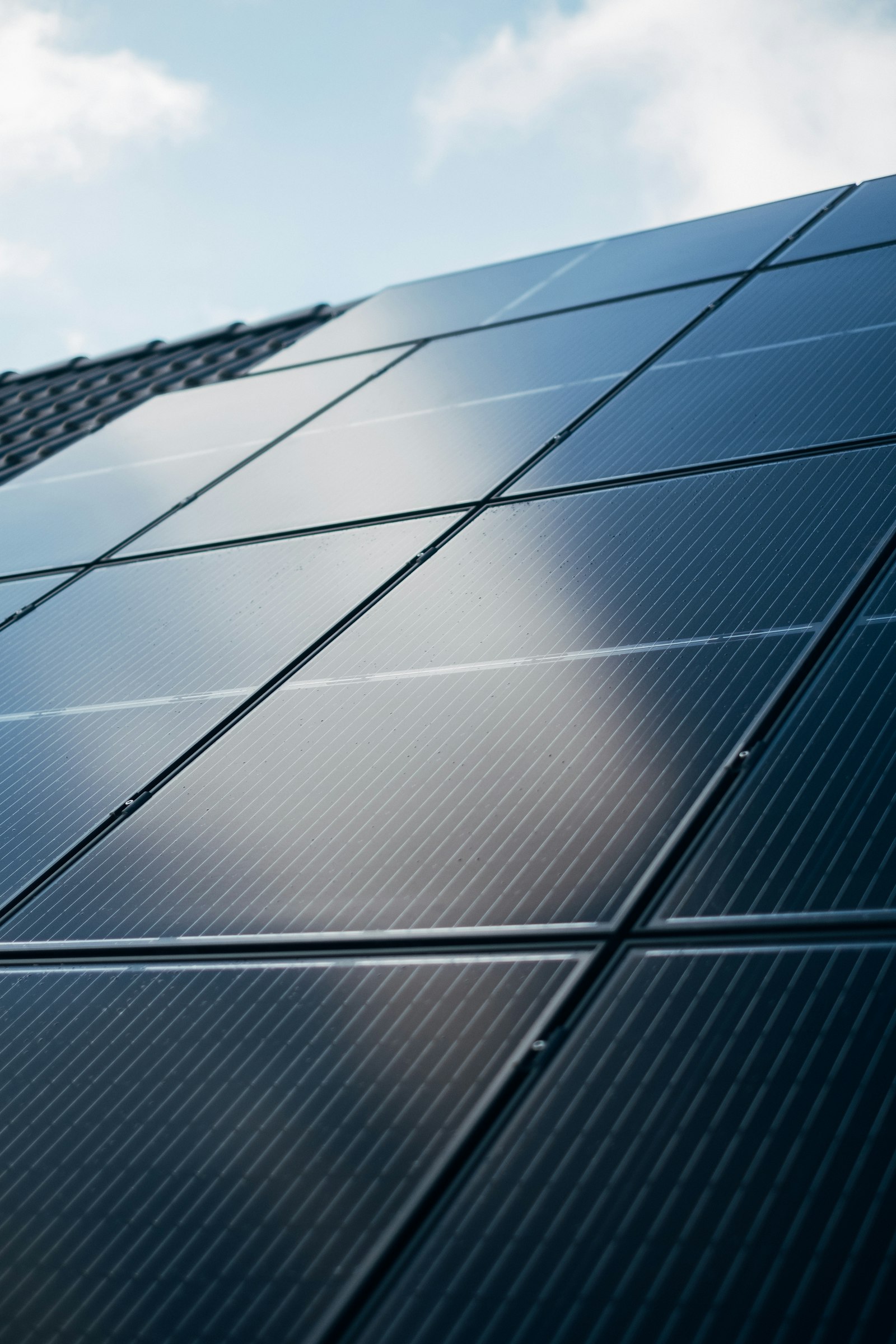 Vue rapprochée des cellules d'un panneau solaire photovoltaïque sur un bâtiment