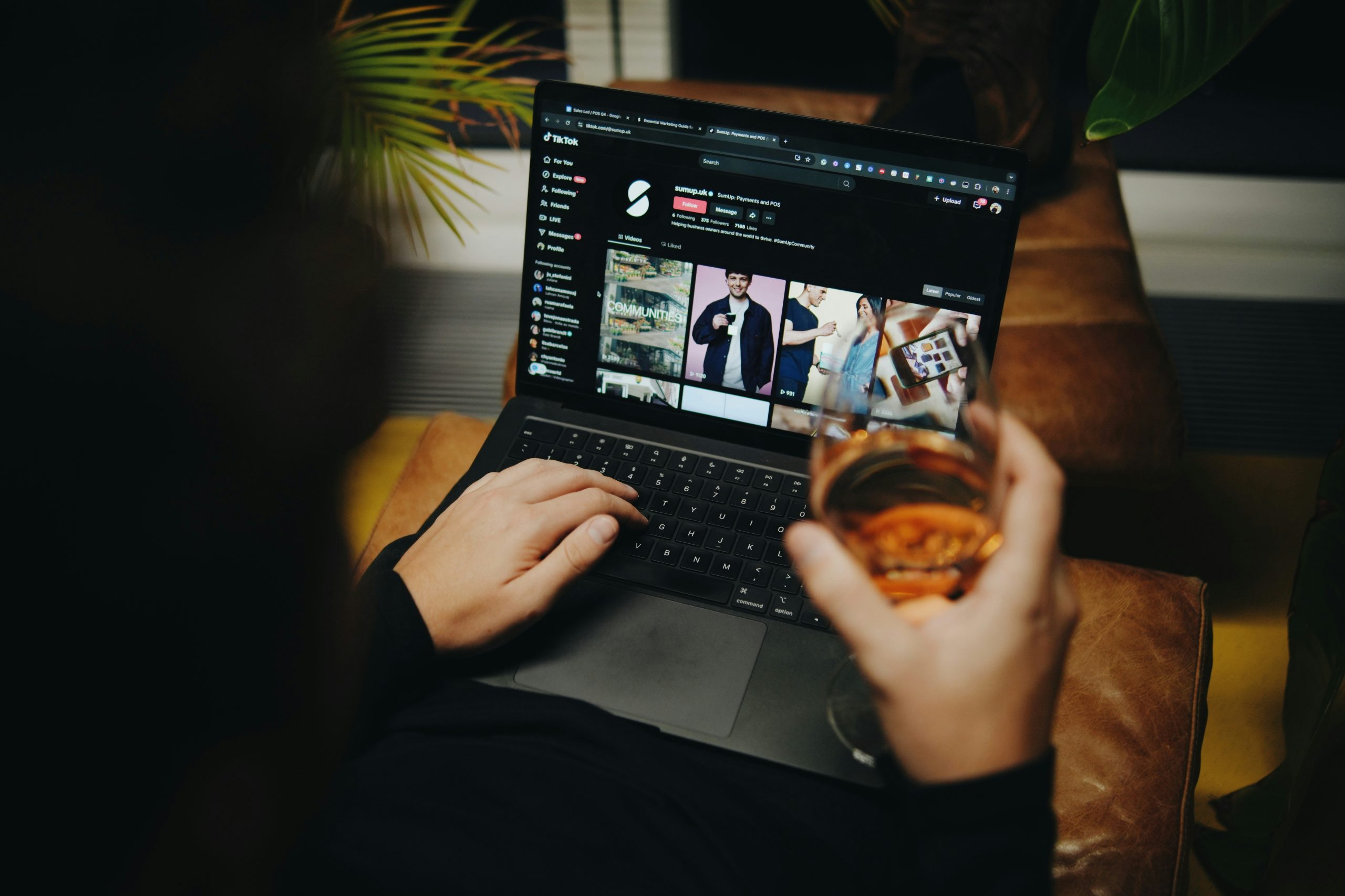 Personne installée sur un canapé consultant des offres de streaming sur un ordinateur portable