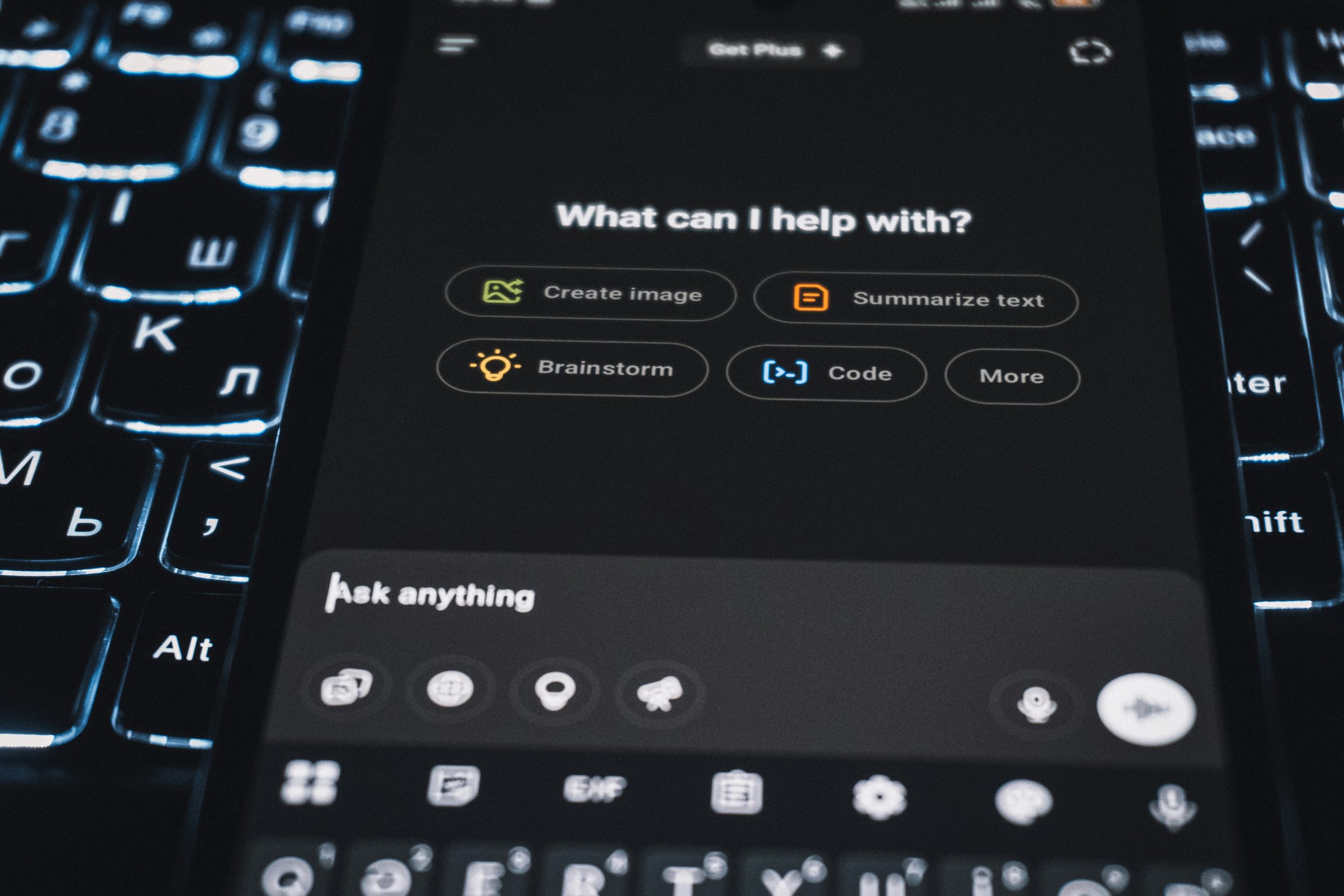 Smartphone affichant l'interface d'un assistant IA de type ChatGPT