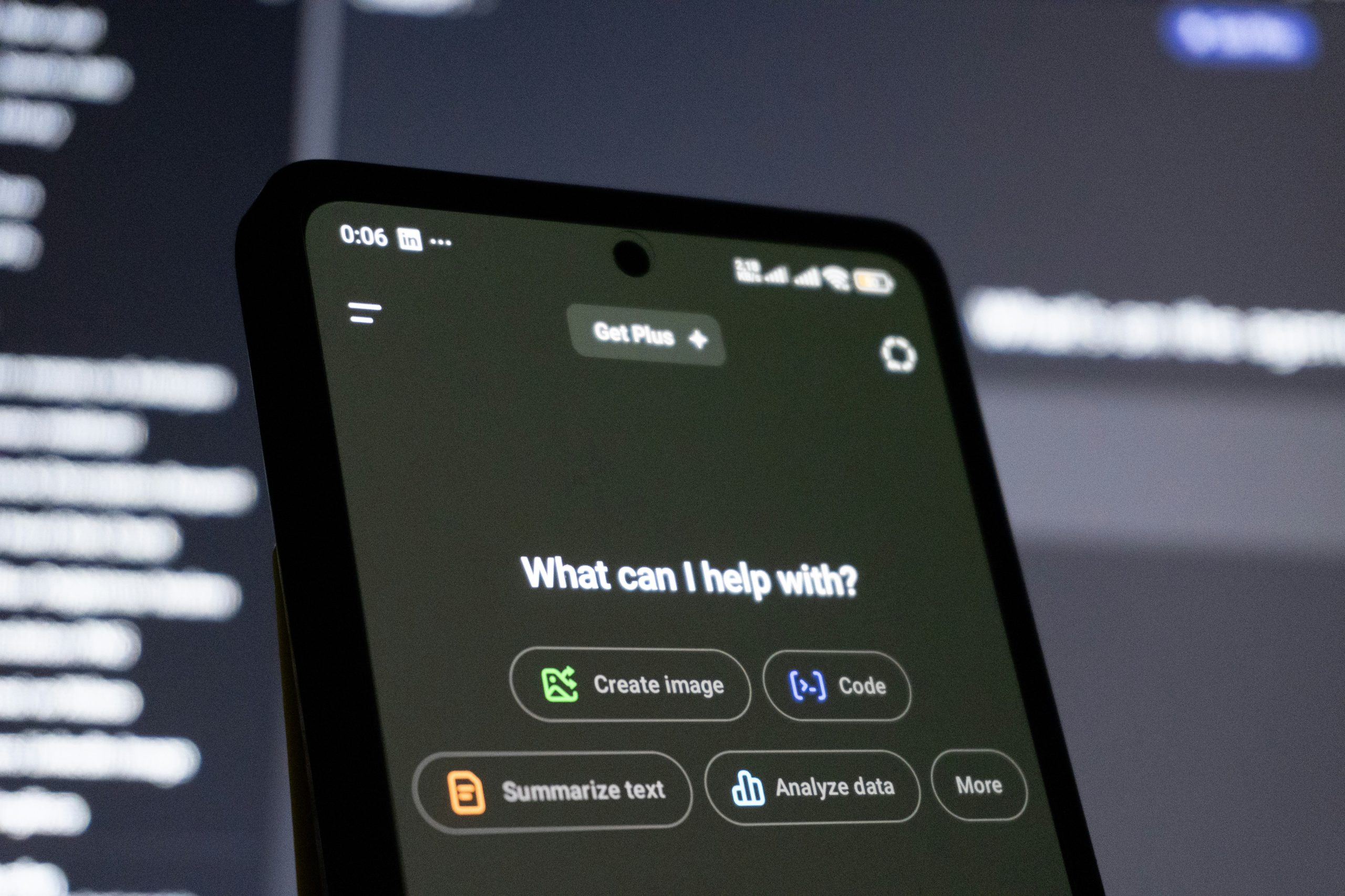 Écran de smartphone affichant une conversation avec un chatbot d'intelligence artificielle générative