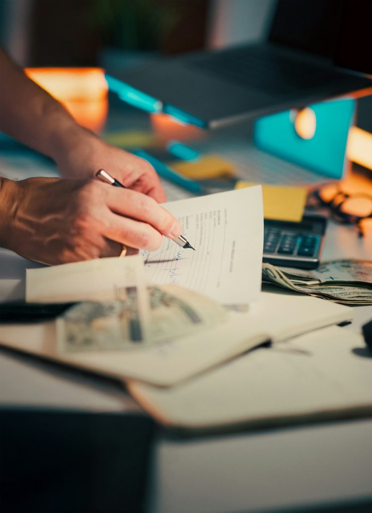 Personne signant un contrat de regroupement de crédits sur un bureau