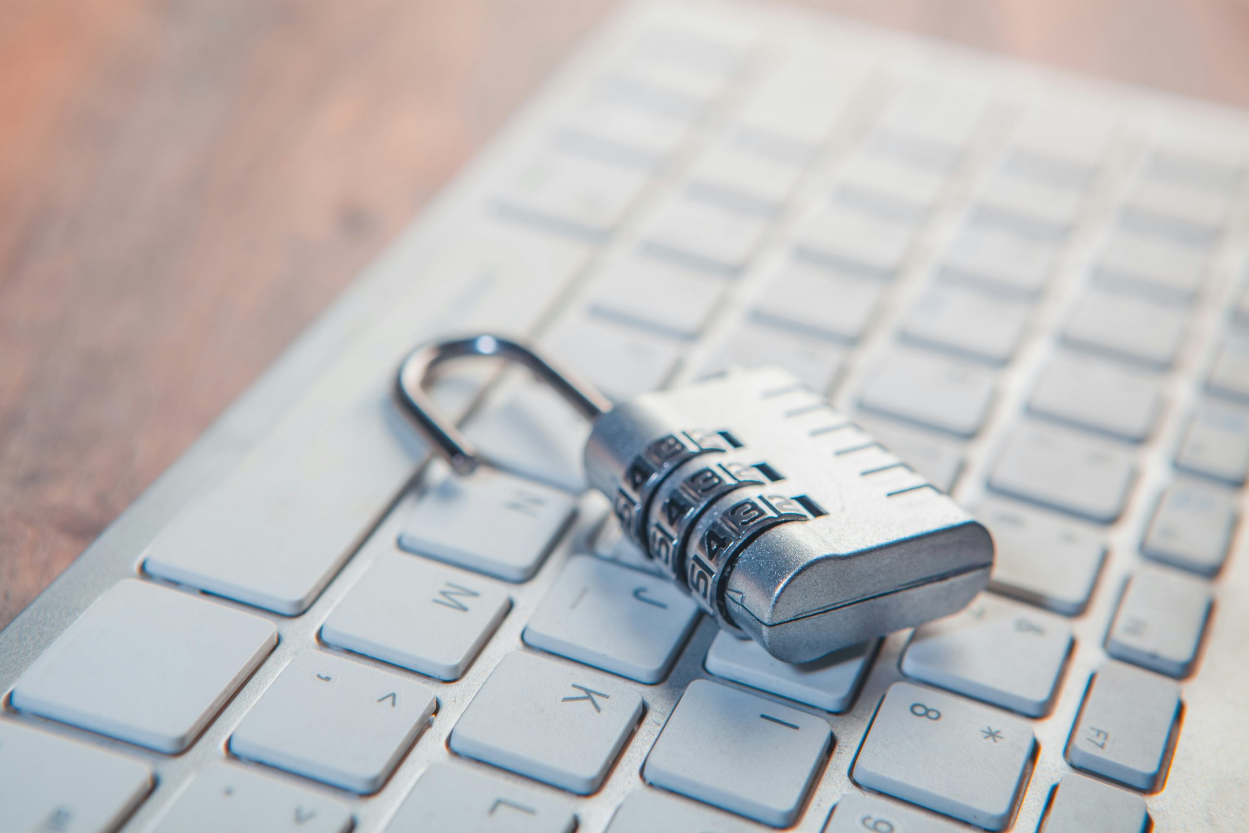 Cadenas symbolisant la sécurité et le chiffrement VPN posé sur un clavier d'ordinateur