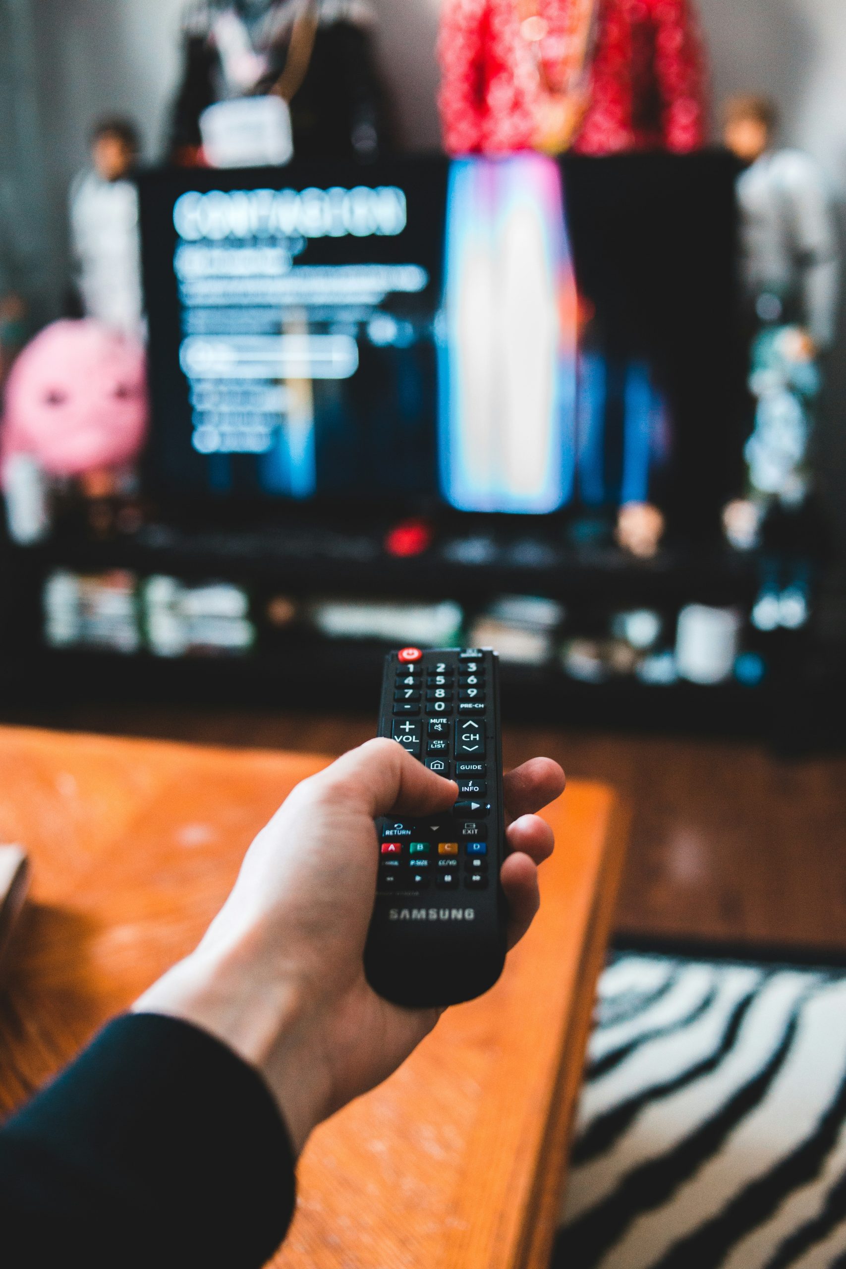 Télécommande pointée vers un téléviseur, illustrant l'usage d'une application IPTV