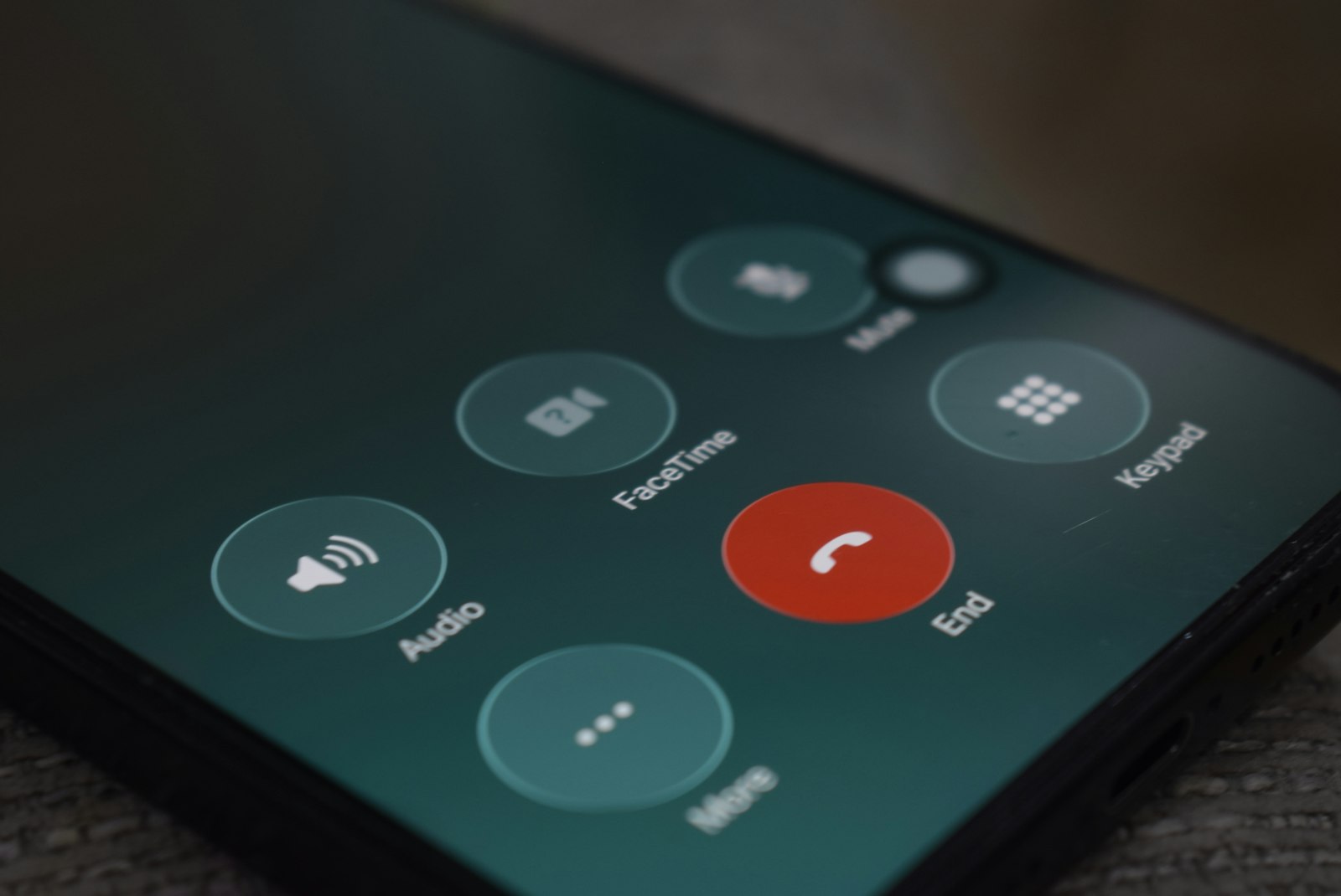 Écran de smartphone affichant un appel entrant, illustrant le spoofing téléphonique utilisé dans l'arnaque à l'ARCEP