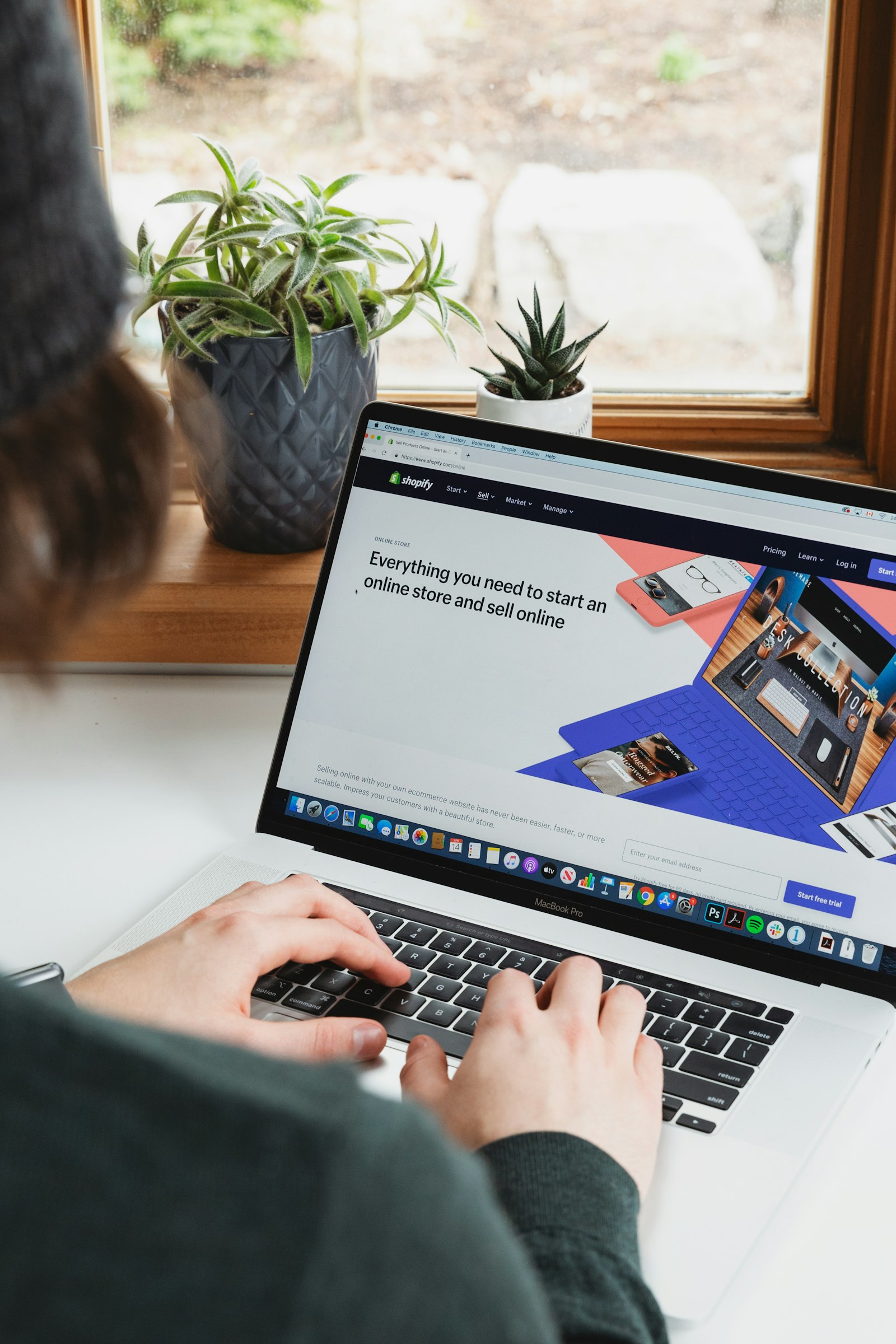 Personne créant un site internet sur un ordinateur portable, illustration de Weebly
