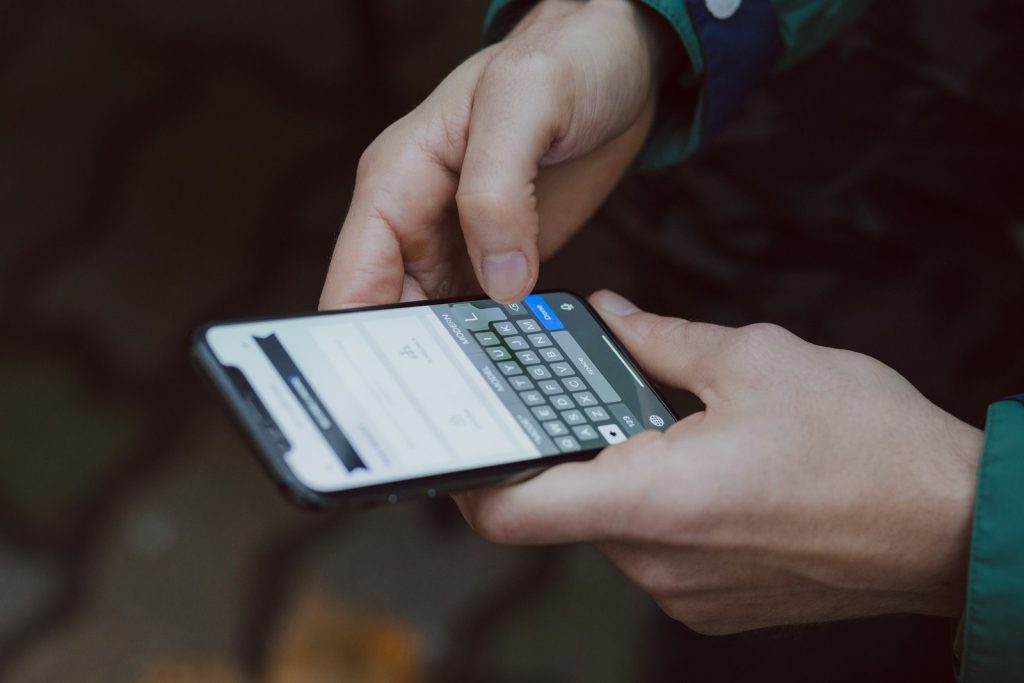 Personne utilisant une application de messagerie sur smartphone, illustration de WhatsApp Web