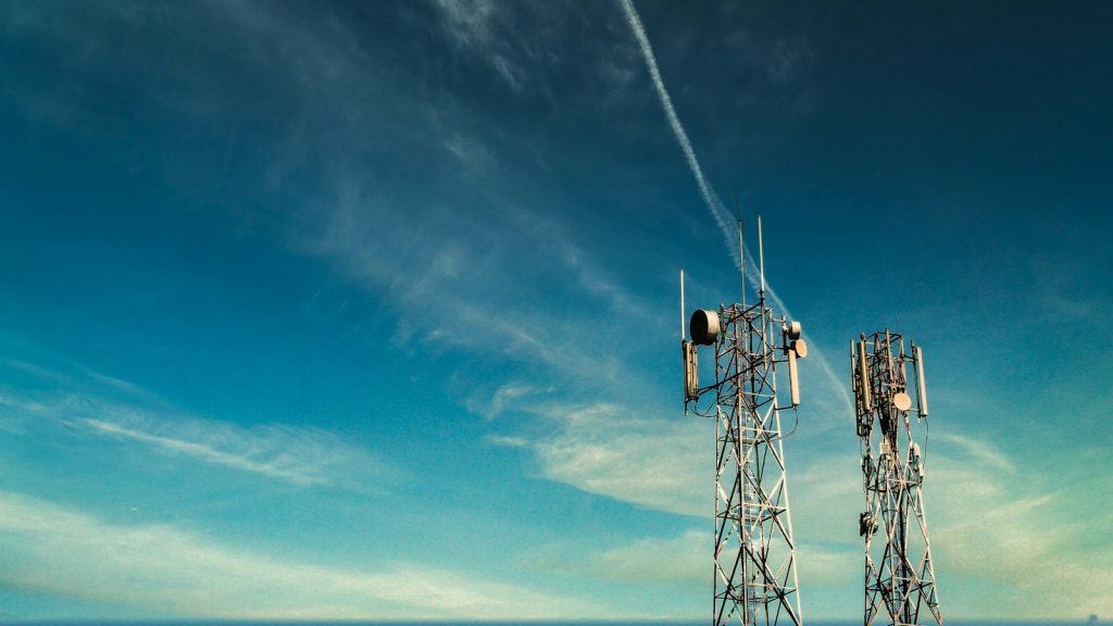 Antenne relais de réseau mobile sous un ciel bleu