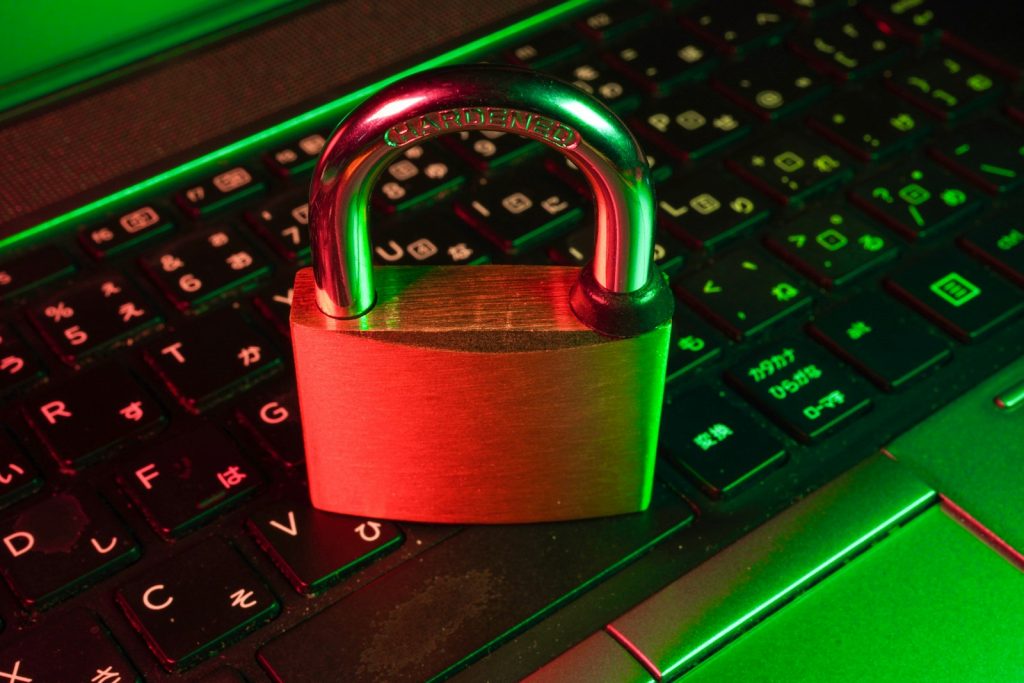 Cadenas rouge posé sur un clavier d'ordinateur noir, symbole de protection antivirus