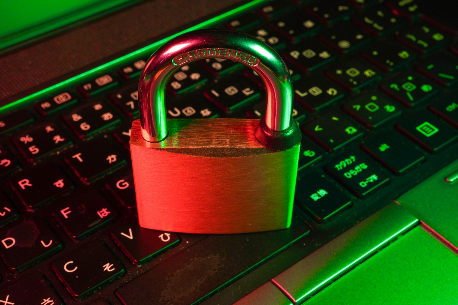 Cadenas rouge posé sur un clavier d'ordinateur noir, symbole de protection antivirus