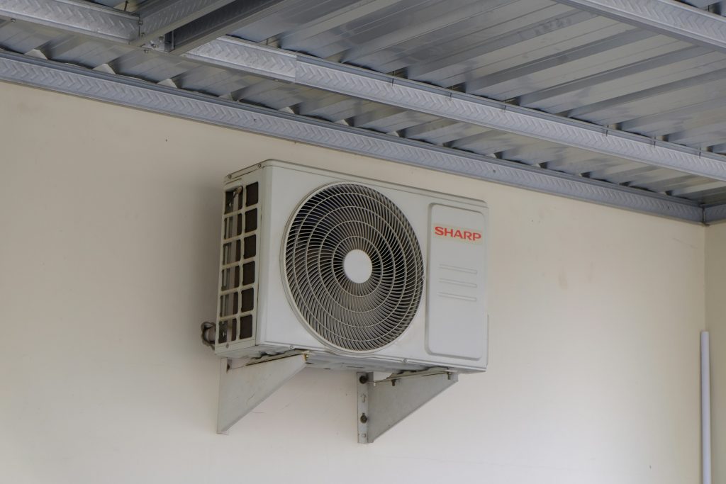 Unité intérieure d'une climatisation réversible fixée au mur d'une pièce