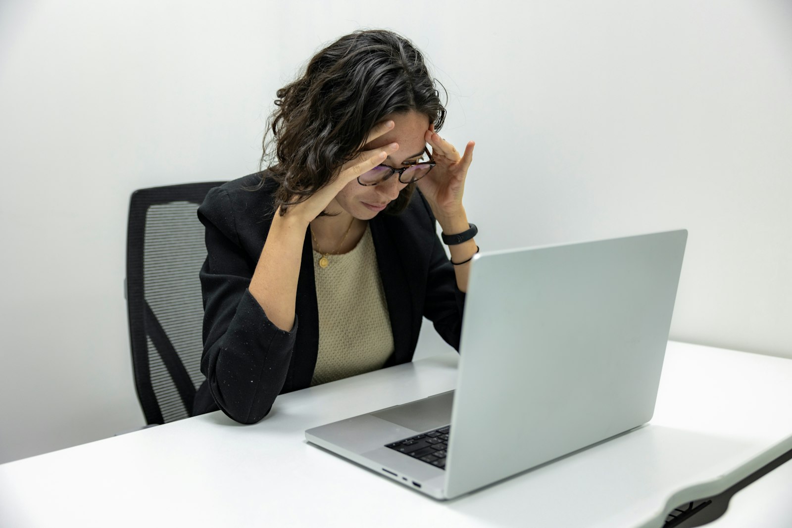 Femme assise devant un ordinateur portable en train de rédiger sa candidature