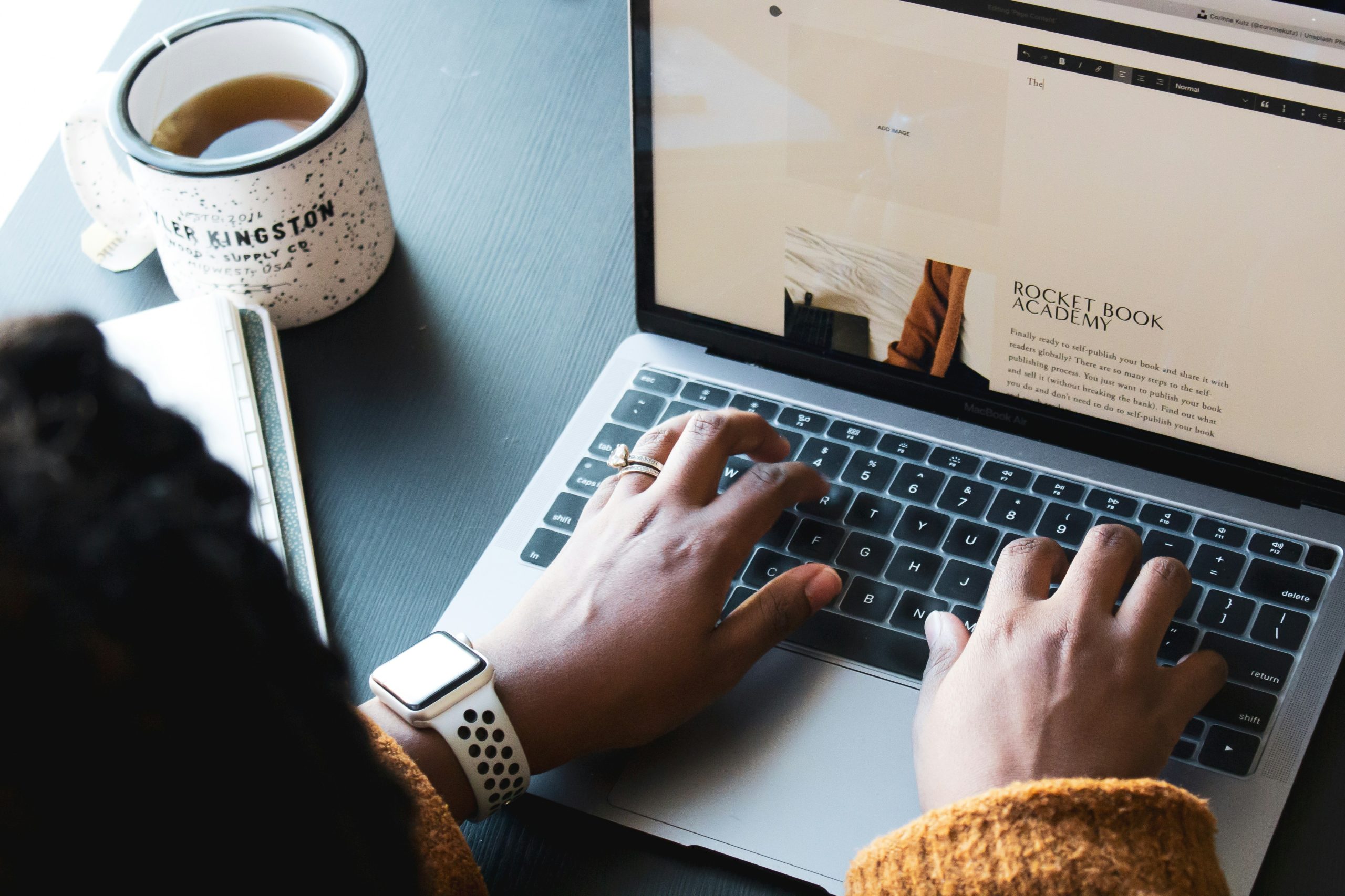Freelance travaillant sur un ordinateur portable, illustration des missions rémunérées liées à l'IA en 2026