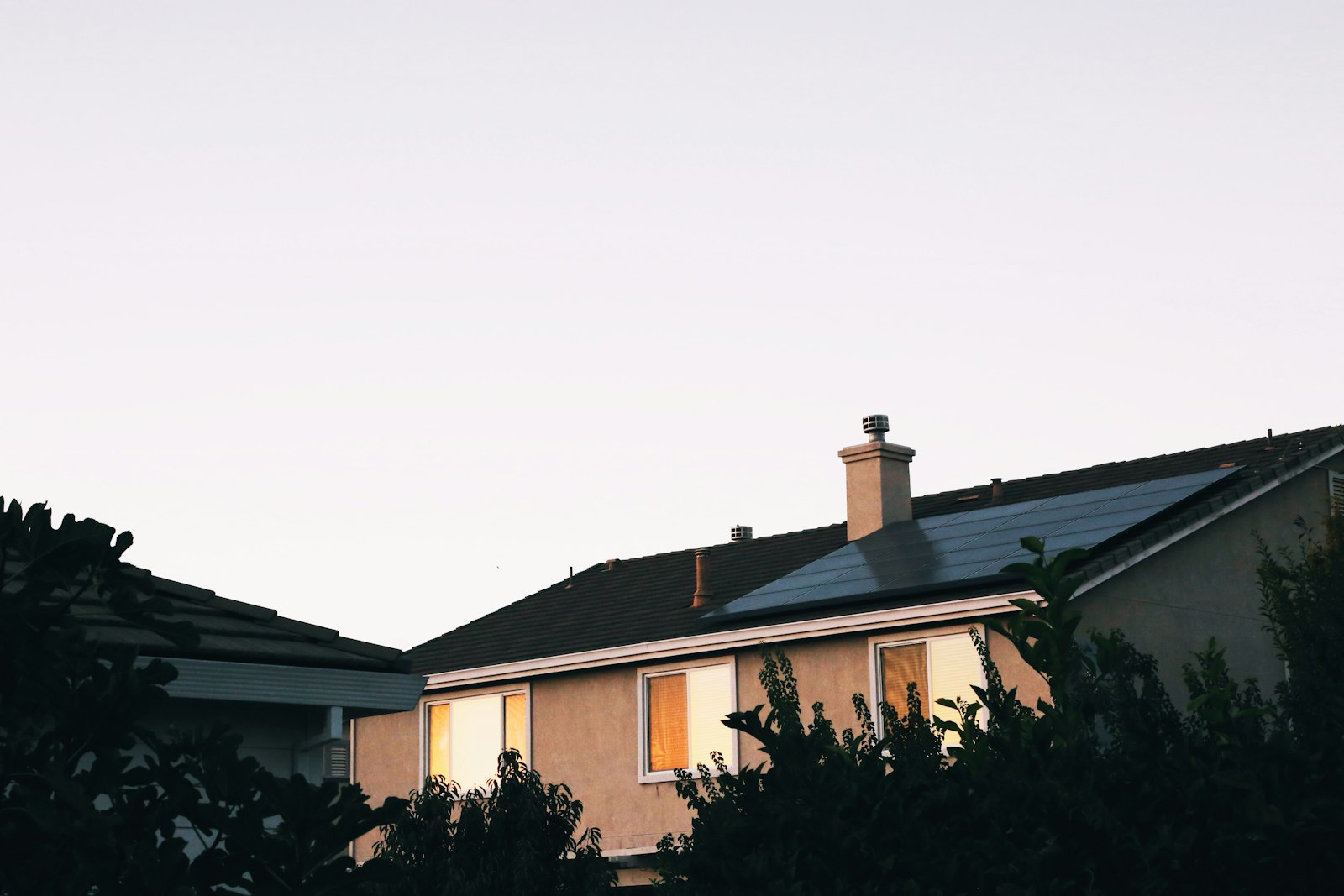 Façade d'une maison individuelle concernée par la rénovation énergétique et le remplacement du chauffage