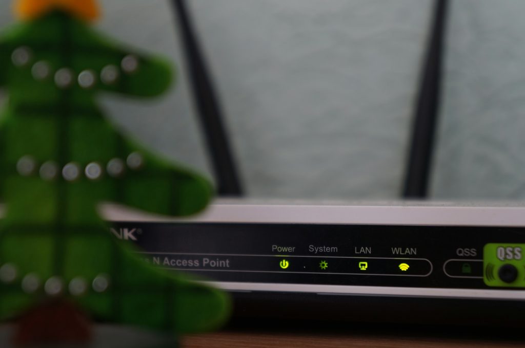 Modem routeur noir et blanc d'une box internet avec ses voyants lumineux
