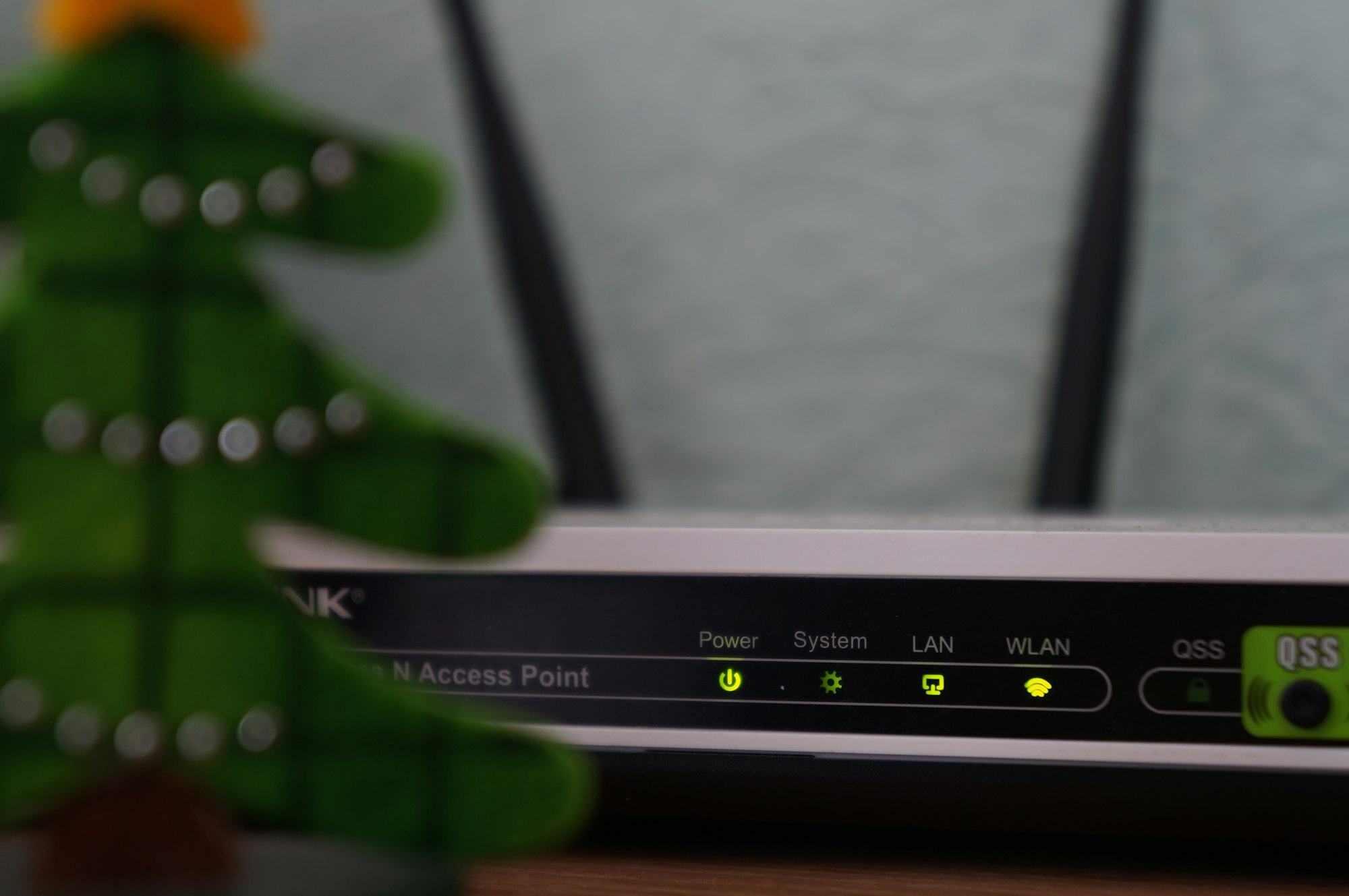 Modem routeur noir et blanc d'une box internet avec ses voyants lumineux