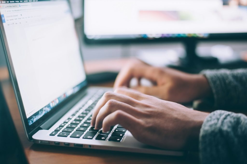 Ordinateur portable ouvert sur un bureau, utilisé pour une recherche d'emploi en ligne