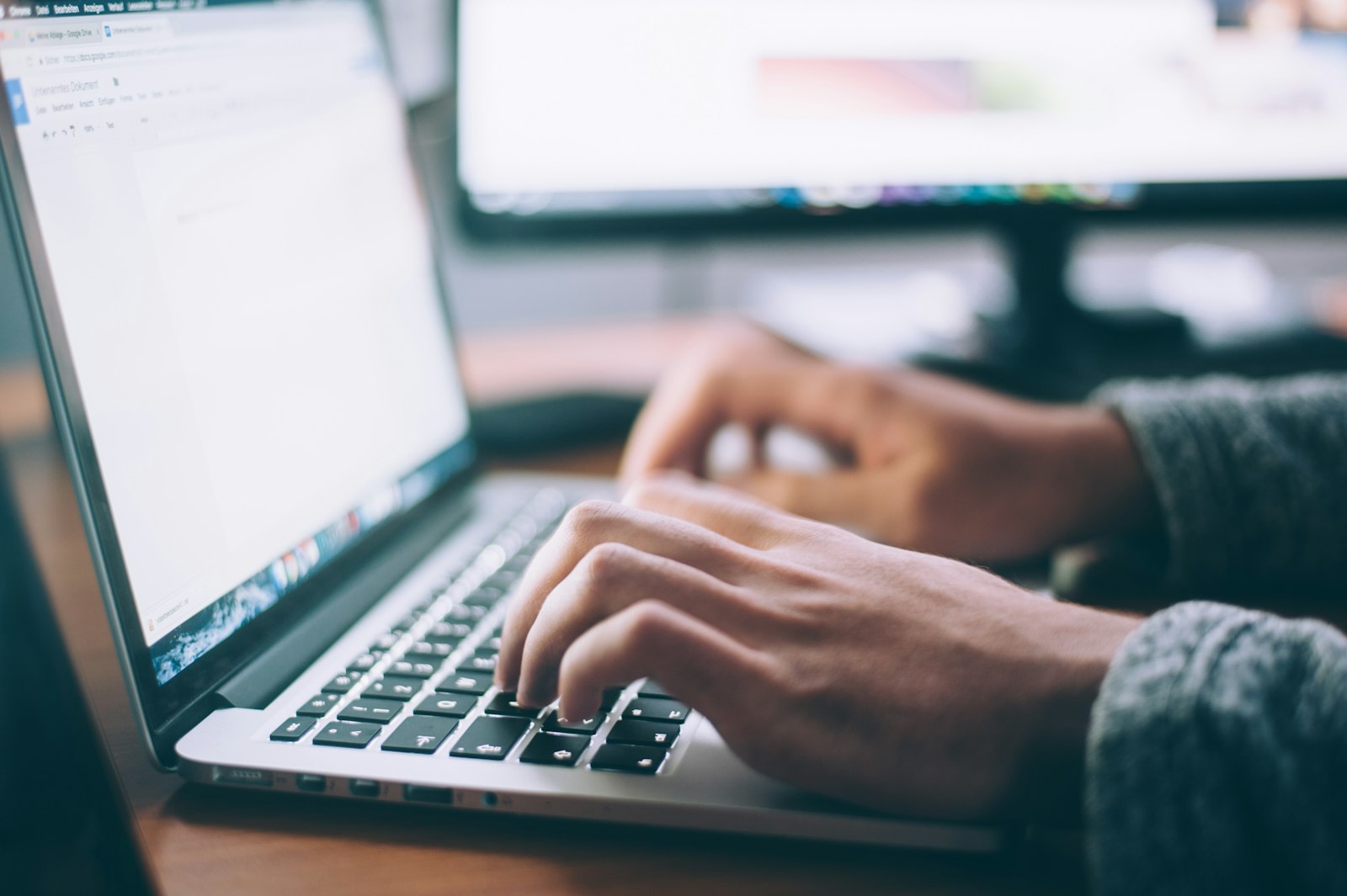 Ordinateur portable ouvert sur un bureau, utilisé pour une recherche d'emploi en ligne