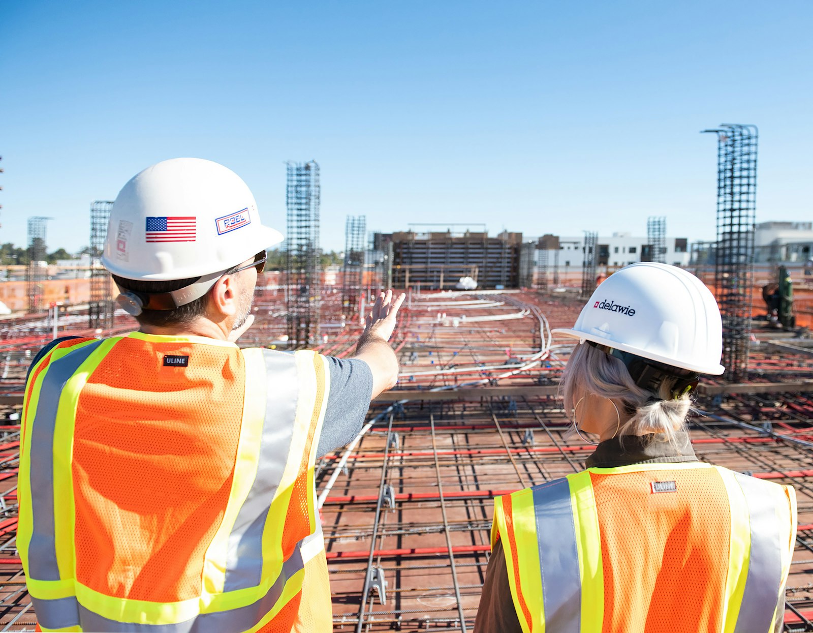 Deux ouvriers du bâtiment en équipement de sécurité sur un chantier de rénovation