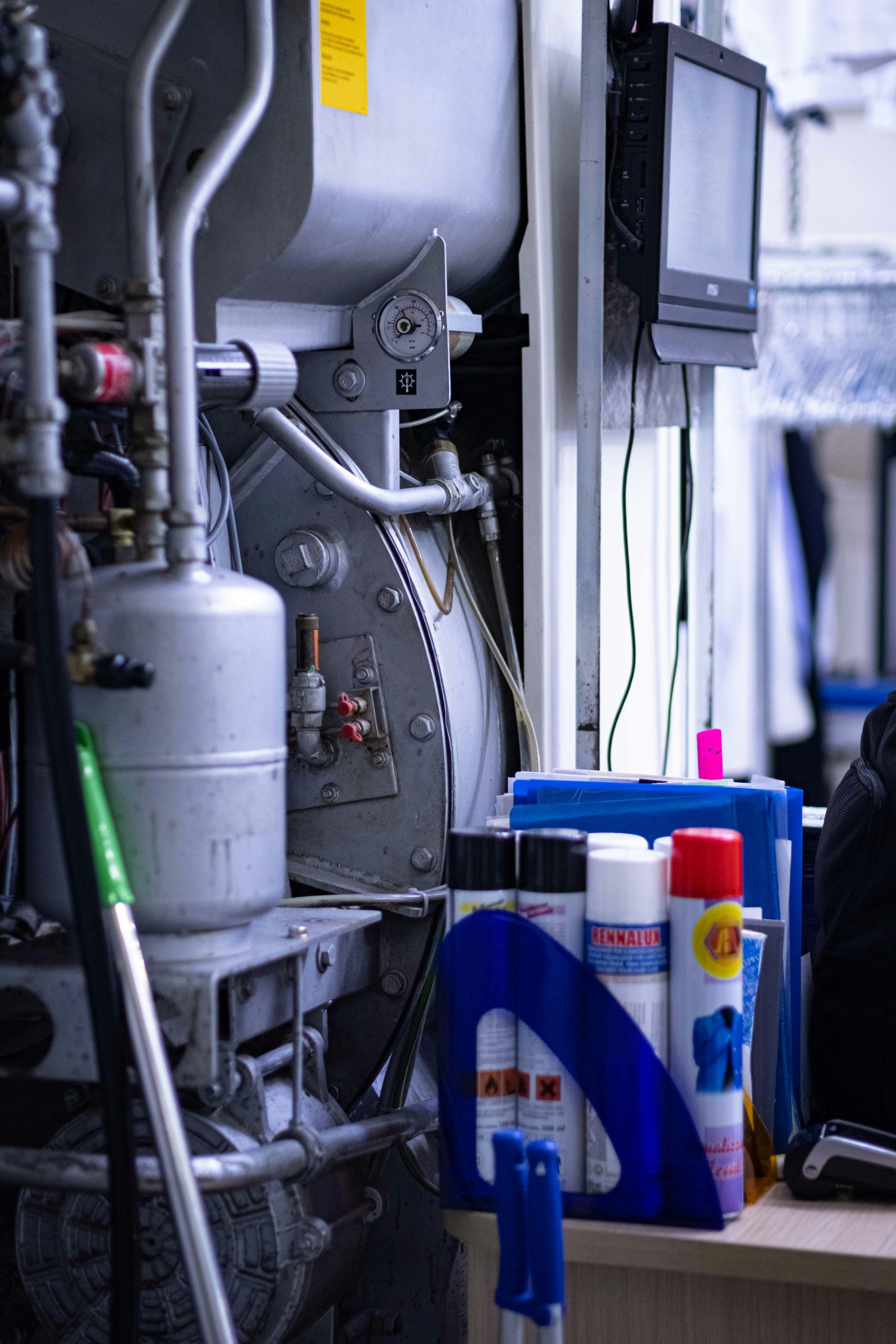 Technicien travaillant sur l'installation d'une chaudière