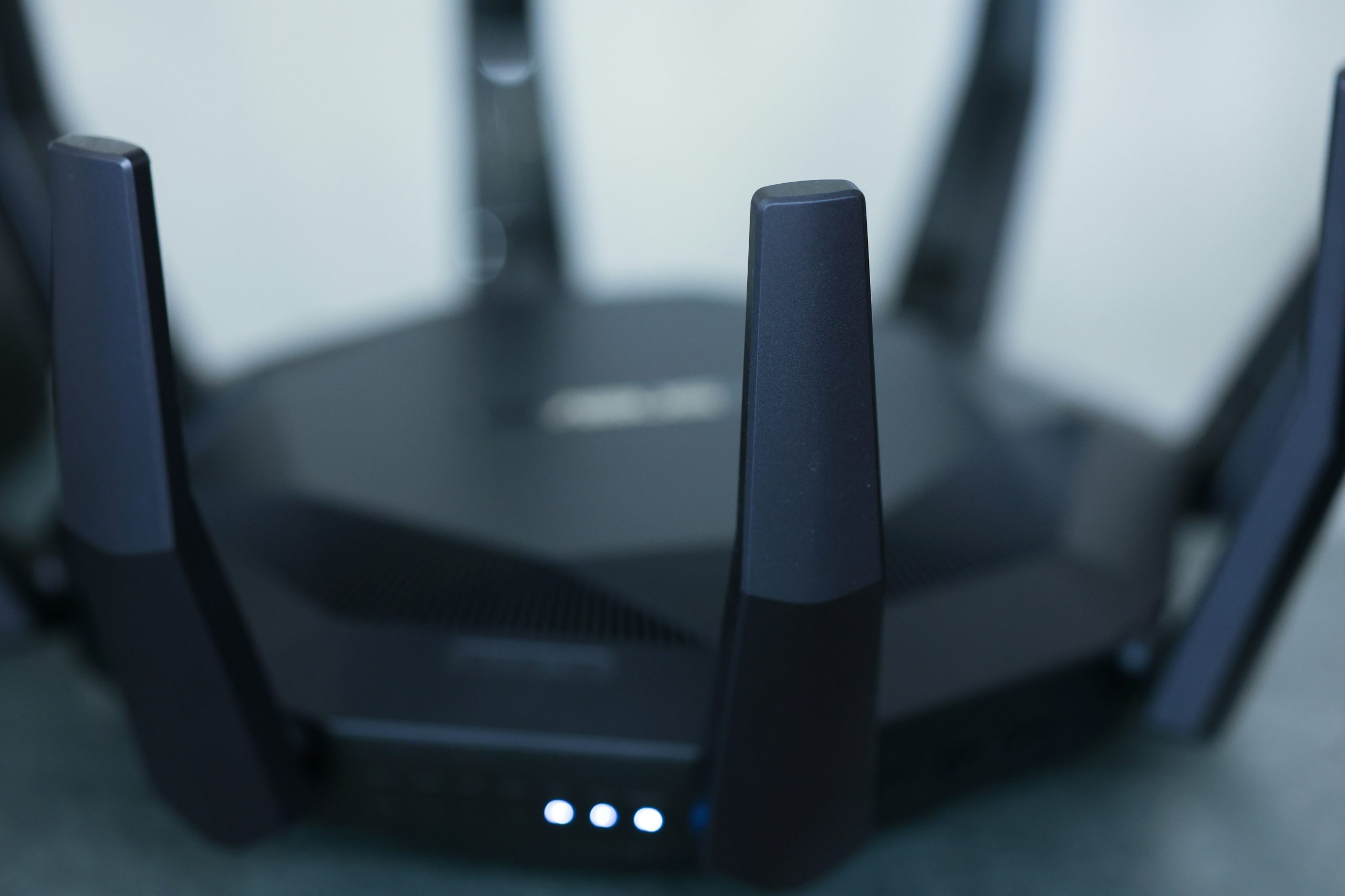 Gros plan sur un routeur internet wifi avec ses antennes, symbole de la box fournie par l'opérateur