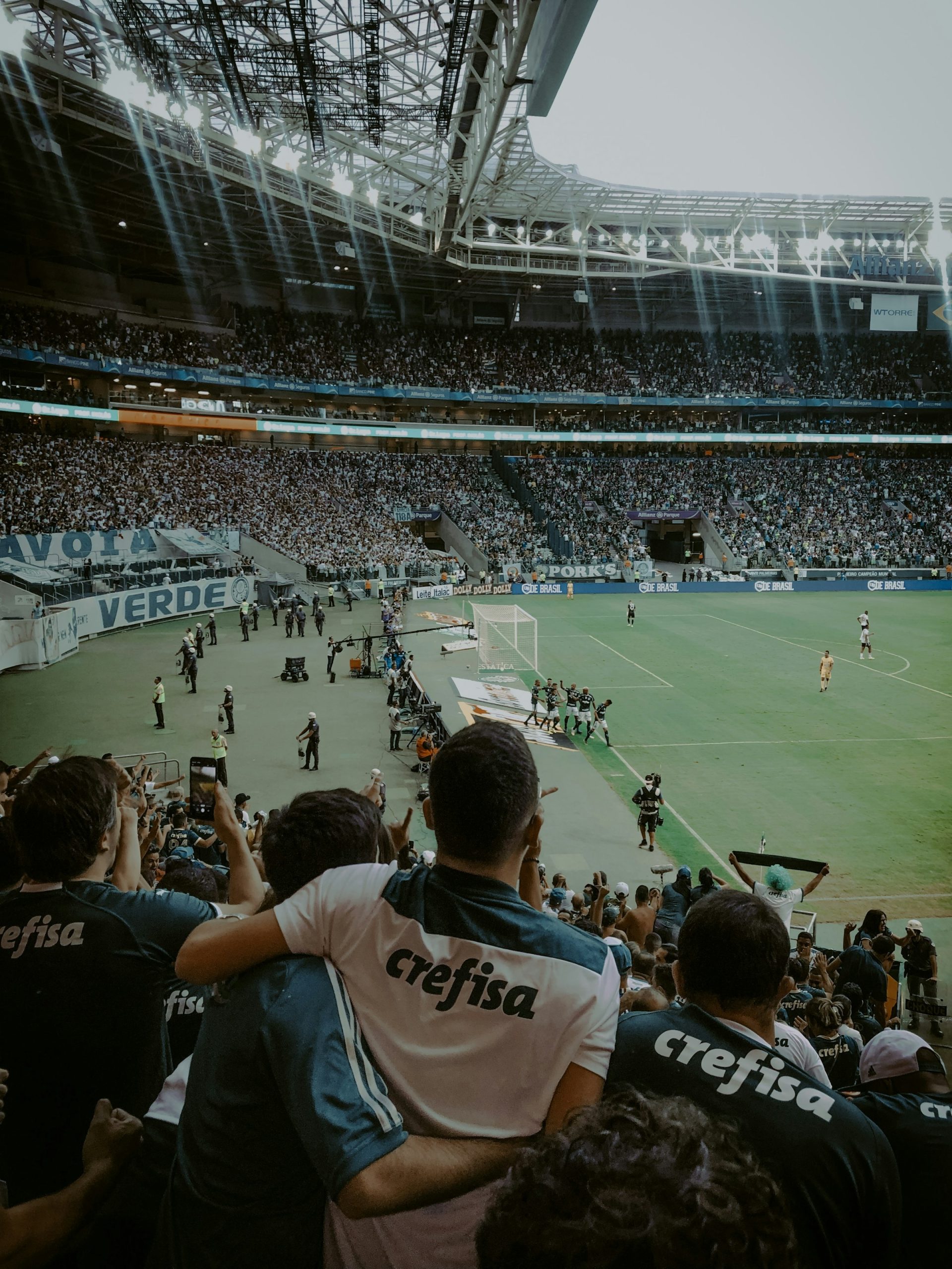 Groupe de supporters regardant un match de football en direct, illustration du streaming sportif